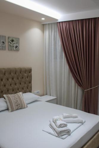 una camera d'albergo con un letto con asciugamani sopra di Villa 29 a Sarandë
