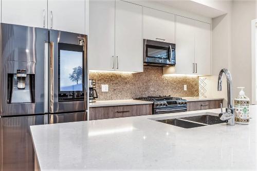 New Executive Home close to DT & Foothills Med Ctr