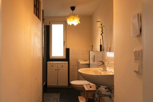 Bathroom sa Wölkchen - Wohnung mit Balkon, Holzdielen & TV