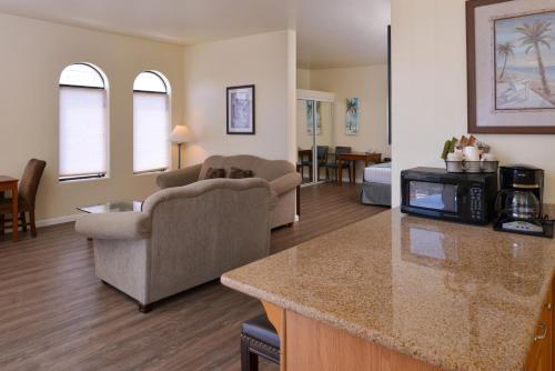 Χώρος καθιστικού στο Edgewater Inn and Suites