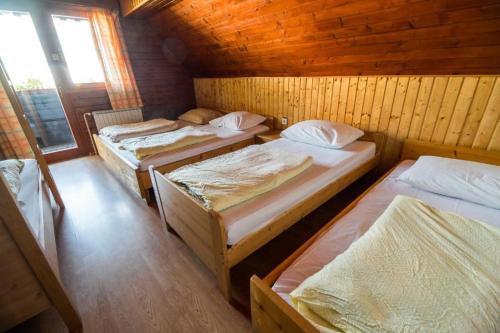سرير أو أسرّة في غرفة في Ruška koča