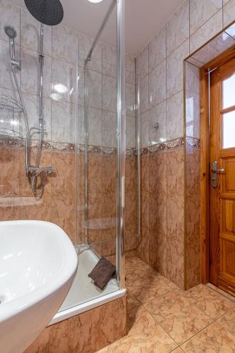 Ένα μπάνιο στο Widokowy Apartament - Pokoje Gościnne