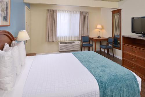 Ένα ή περισσότερα κρεβάτια σε δωμάτιο στο Edgewater Inn and Suites