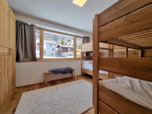 - une chambre avec 2 lits superposés et une fenêtre dans l'établissement Riverside 2nd Floor North, à Saas-Fee