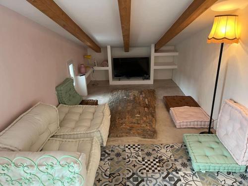 ein Wohnzimmer mit einem Sofa und einem TV in der Unterkunft La Scalinata in Bordighera
