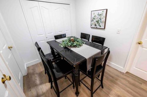 a dining room table with black chairs and a black table at Maple Canyon w/Kitchen&wash+dry in Mount Pleasant