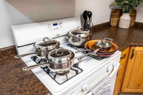 a group of pots and pans on a stove at Maple Canyon w/Kitchen&wash+dry in Mount Pleasant
