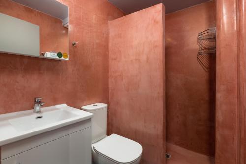 y baño con aseo blanco y lavamanos. en Fata Morgana Apartment en Ialyssos
