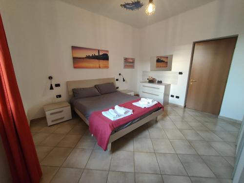 - une chambre avec un lit et 2 serviettes dans l'établissement Casa Carlo apartment with parking near the center, à Bari