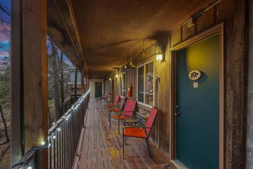 Un balcón o terraza en The Lookout Lodge
