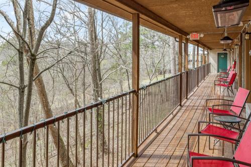 Un balcón o terraza en The Lookout Lodge