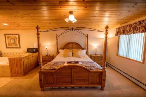 ein Schlafzimmer mit einem Bett mit Holzdecke in der Unterkunft Enjoy The Outback+ Indoor Hot tub+Games+Puzzles+Tennis Court in Mount Pleasant