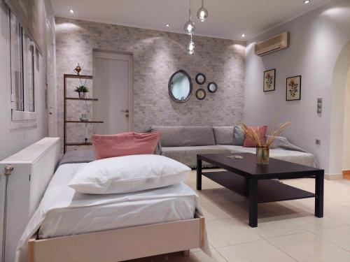 een slaapkamer met een bed, een bank en een tafel bij ZETA'S HOUSE in Alikanas