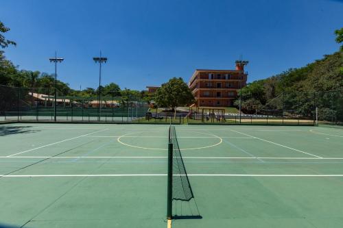 a tennis court with a net on top of it at Hotel Fazenda Brisa Itu in Itu