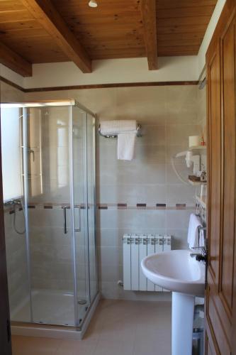 łazienka z prysznicem i umywalką w obiekcie Hotel Rural Rio Molinar w mieście Ranera