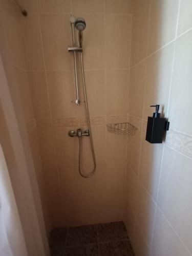 y baño con ducha con cabezal de ducha. en B&B Quinta da Romãzeira, en São Bartolomeu de Messines