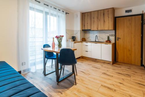 維斯瓦的住宿－Apartamenty Pod Wyciągiem，厨房以及带桌椅的用餐室。
