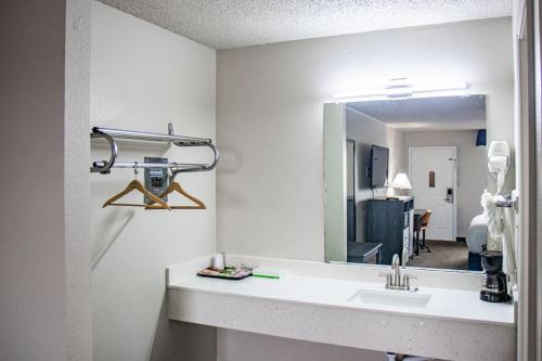 W łazience znajduje się umywalka i lustro. w obiekcie Salt Creek Lodge w mieście Graham