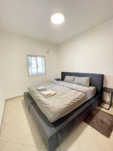 Rambam BEACH apartment في حيفا: سرير كبير في غرفة بها