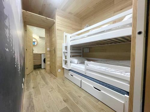 1 Schlafzimmer mit 2 Etagenbetten und Holzboden in der Unterkunft LE NID in Cauterets