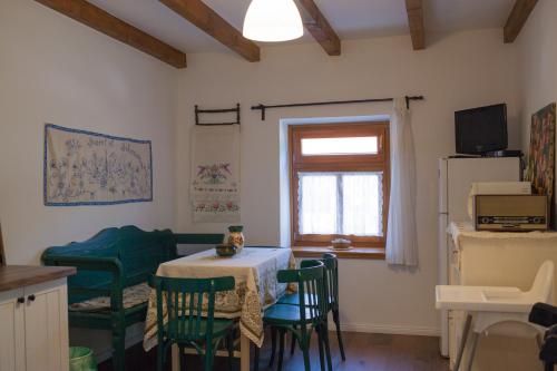um quarto com uma mesa e cadeiras e uma janela em Puliszka Vendégház em Tiszafüred