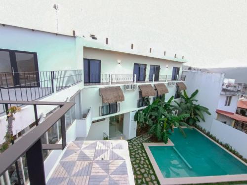 een uitzicht vanaf het balkon van een gebouw met een zwembad bij HOTEL CASABLANCA in Xilitla