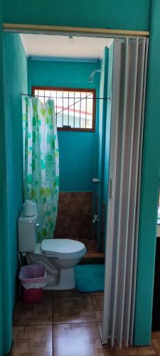 bagno blu con servizi igienici e doccia di Casa Costa Azul a Uvita