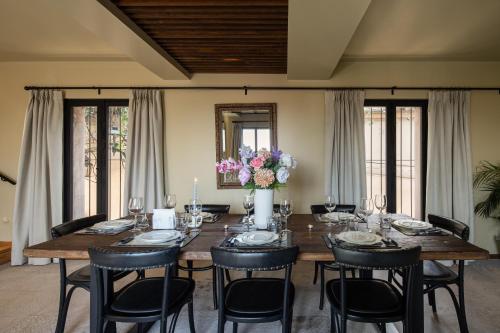 una sala da pranzo con tavolo, sedie e fiori di Panorama de la Parroquia a San Miguel de Allende