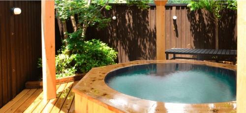 uma pequena piscina num deque de madeira com um banco em Villa Schole Hakuba - Vacation STAY 19519v em Yotsuya