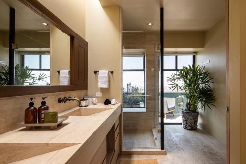 un bagno con lavandino e specchio di Panorama de la Parroquia a San Miguel de Allende