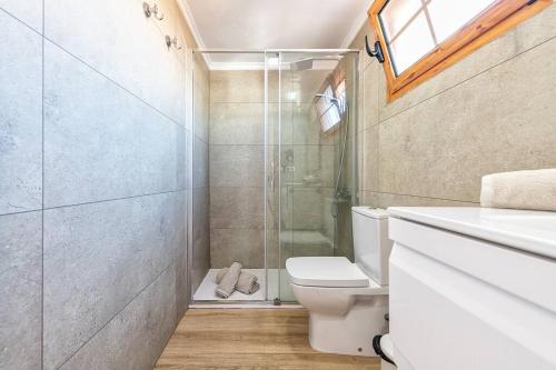 聖巴托洛梅的住宿－BUNGALOWS LOS ARCOS 77，一间带卫生间和玻璃淋浴间的浴室