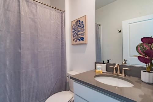 uma casa de banho com um lavatório, um WC e um chuveiro em Beautiful 5bed home close to Disney 1131KING em Kissimmee