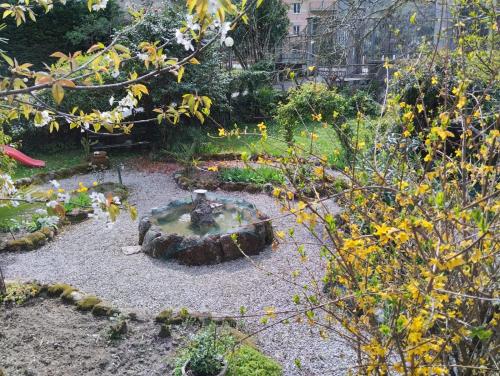a garden with a fountain in the middle of a yard at Il Glicine di Villa Vittoria nel verde a pochi minuti di auto dalle spiagge in Borgonovo
