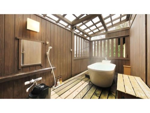 y baño con bañera y aseo. en Saikatei Jidaiya - Vacation STAY 96432v en Kaminoyama