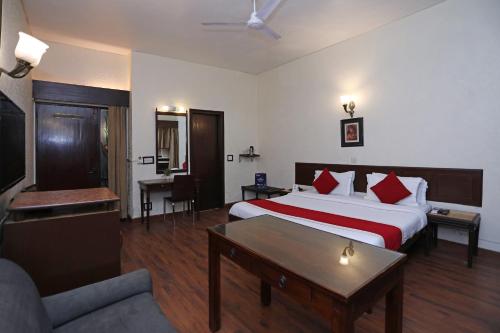 Habitación de hotel con cama y sofá en Hamilton Hotel, en Nueva Delhi
