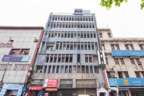 un edificio alto en una calle de la ciudad con edificios en OYO Hotel Landmark Inn en Nueva Delhi