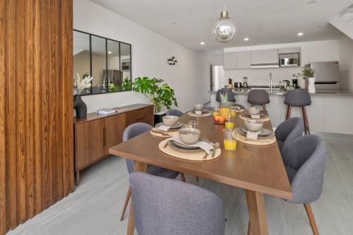 a dining room and kitchen with a table and chairs at H4U l Amplio apartamento de lujo 2 Hab + Terraza privada in Mexico City