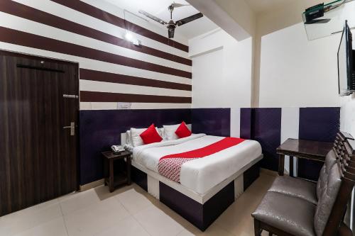 60800 Hotel Landlord في Rohtak: غرفة نوم بسرير مع جدار مخطط