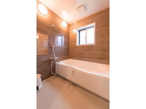 Kujukuri的住宿－Ducale Gran Resort 99 - Vacation STAY 00107v，带浴缸和窗户的浴室