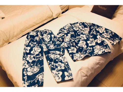 Kujukuri的住宿－Ducale Gran Resort 99 - Vacation STAY 00107v，床上的蓝色和白色毯子