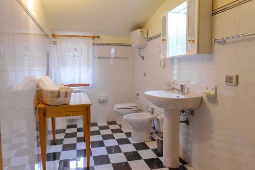 uma casa de banho com um lavatório e um WC em Terrematte turismo e natura em Polizzi Generosa