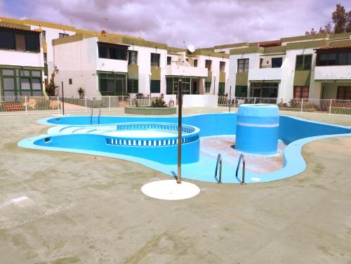 uma piscina em frente a um edifício em Casa de la Mama em Parque Holandes