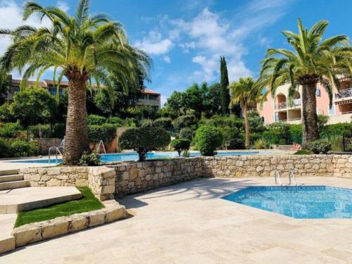 uma villa com piscina e palmeiras em YSA at 500m from the village, Airco, swimming pool em La Croix-Valmer