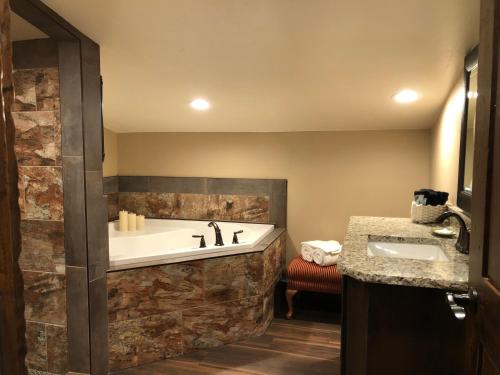 een badkamer met een bad en een wastafel bij Zion Cliff Lodge in Hildale