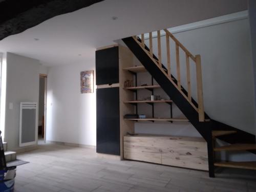 - un escalier dans un salon avec un escalier dans l'établissement Sandrine, à La Ferté-Saint-Aubin