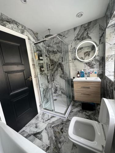 een badkamer met een douche, een toilet en een wastafel bij 3 bedroom house Hildenborough in Hildenborough