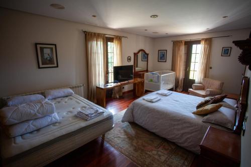 a bedroom with a bed and a living room at Espectacular Casa con Piscina en Allariz in Allariz