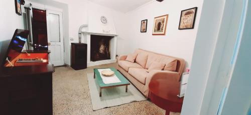 een woonkamer met een bank en een tafel bij Casa Lale in Corchiano