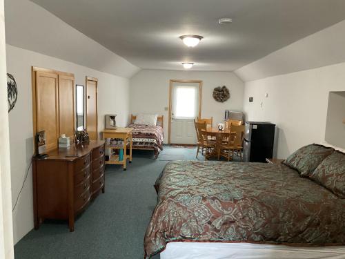 a hotel room with a bed and a table and chairs at 3G Farms Studio 