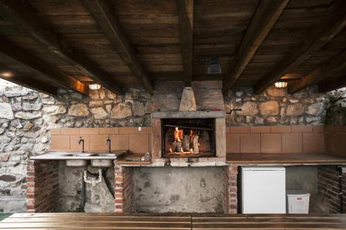 A kitchen or kitchenette at El Cabañon de Pimiango
